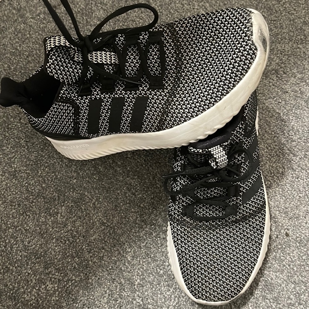 Womens Adidas sneaker size 6, barely worn